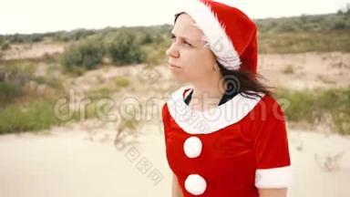 一个在沙漠里打扮成圣诞老人的女孩。 <strong>新年</strong>假期旅游的概念.. <strong>新年快</strong>乐，圣诞<strong>快</strong>乐！